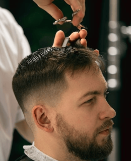 Client-du-maitre-barbier-styliste-lors-des-soins-et-nouveau-look-de-coiffure-_-Photo-Gratuite.png